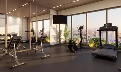 Gimnasio de The Standard con máquinas de cardio y ventanales
