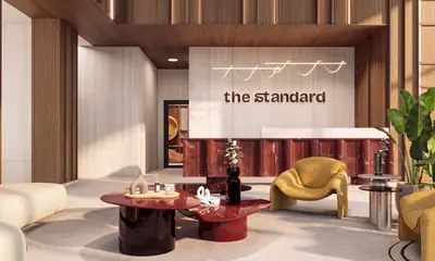 Lobby de The Standard con recepción y sala de espera