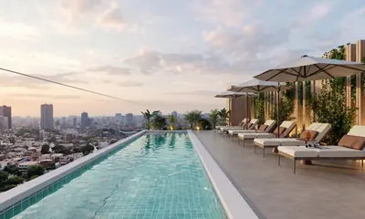 Piscina en la azotea de The Standard con vista a la ciudad